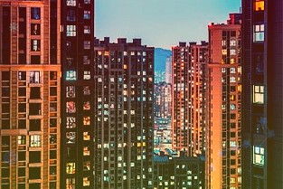 国内油价破10车主月跑2000公里多花约47.6元调价前加油站排起长龙